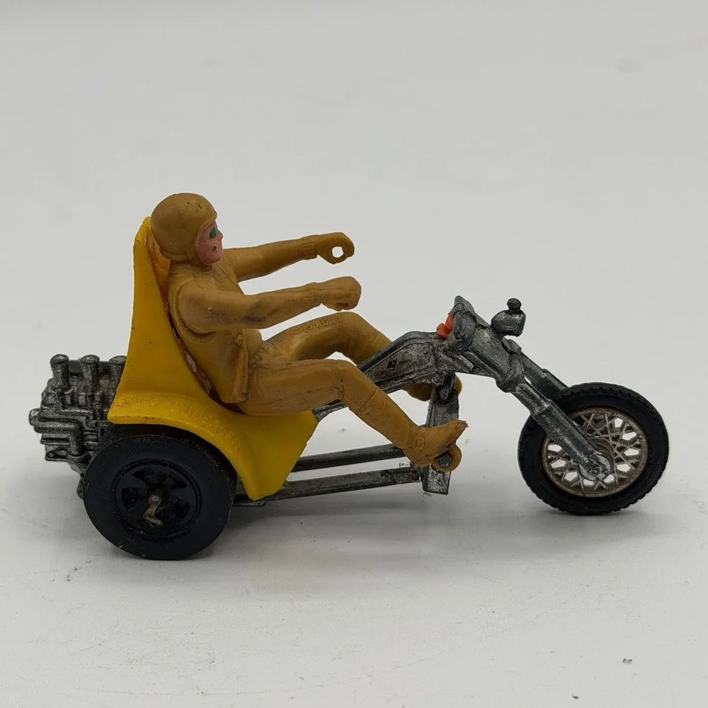 Vintage‎ 1971 Hot Wheels Rumblers Squealer 3 Yellow Trike Bike w/ Rider Damaged